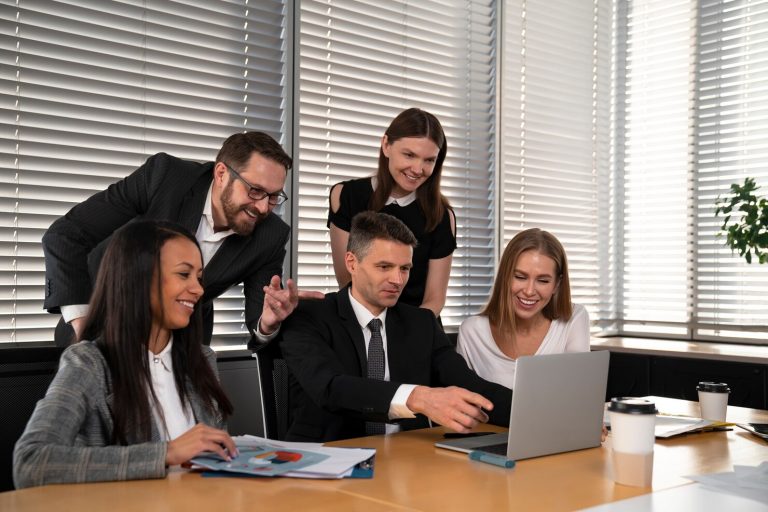 Blog 8 personas plano medio trabajando juntas 23 21492716981