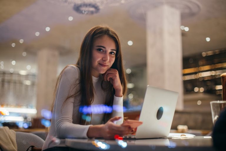 Blog 3 chica linda trabaja computadora portatil cafe hipster 346278 1881