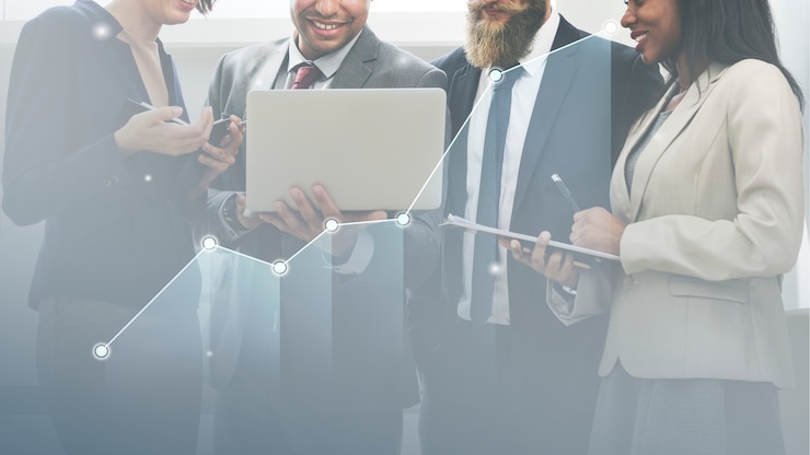 equipo empresarial planificando estrategia marketing 53876 1020321