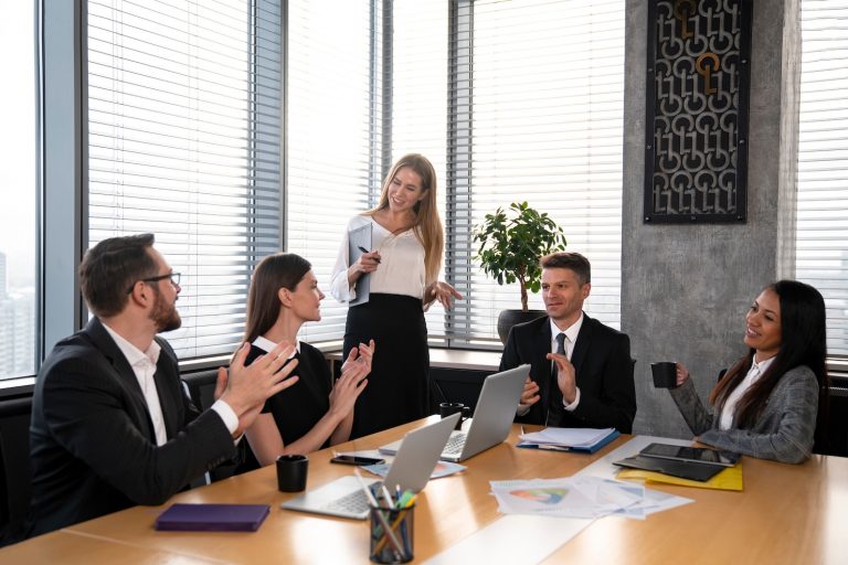 Blog 2 equipo negocios tiro medio trabajando juntos 23 21492717051