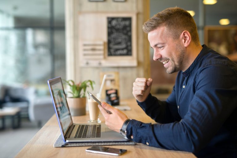freelancer feliz tableta computadora portatil cafeteria 342744 9421