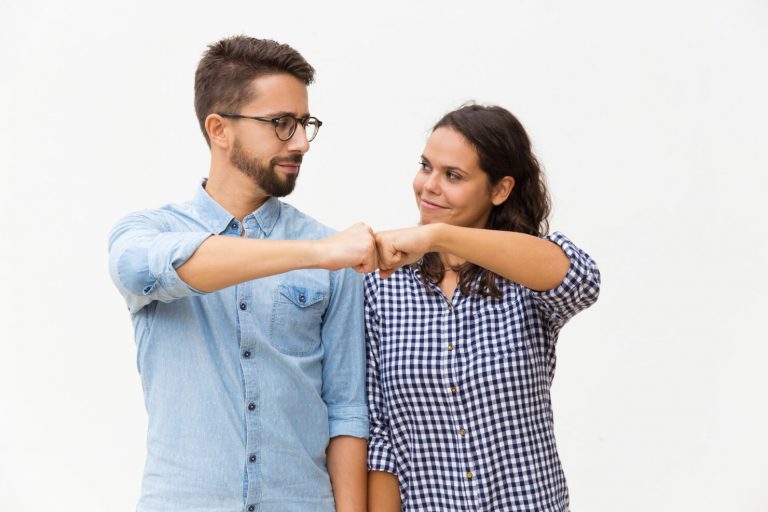 pareja satisfecha haciendo gesto punetazos 74855 36651