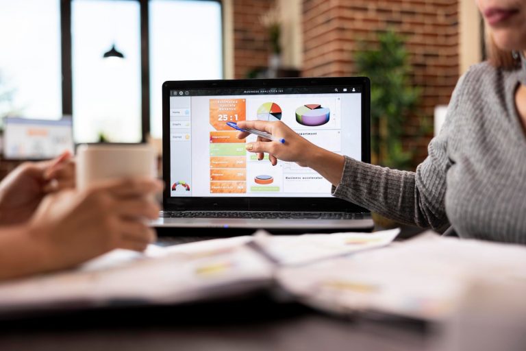 portatil que muestra analisis negocios 482257 1208171